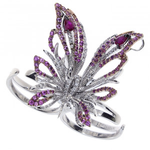 Anello - Spilla - Collana Oro Bianco, Brillanti, Zaffiri Rosa e Rossi cod. 2008666