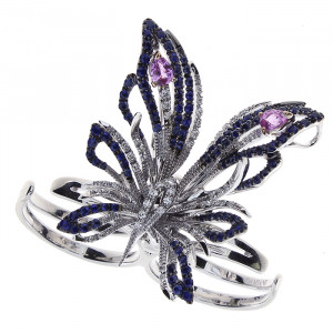 Anello - Spilla - Collana Oro Bianco, Brillanti, Zaffiri Blu e Rosa cod. 20080673