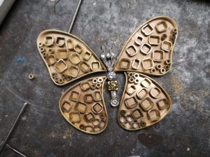 Pendente farfalla in oro 18kt con smeraldi e rubini