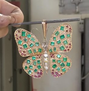 Pendente farfalla in oro 18kt con smeraldi e rubini