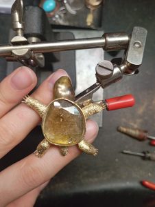 Collana tartaruga in oro 18kt con quarzo rutilato e diamanti