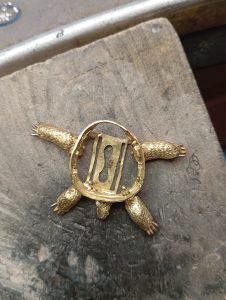 Collana tartaruga in oro 18kt con quarzo rutilato e diamanti